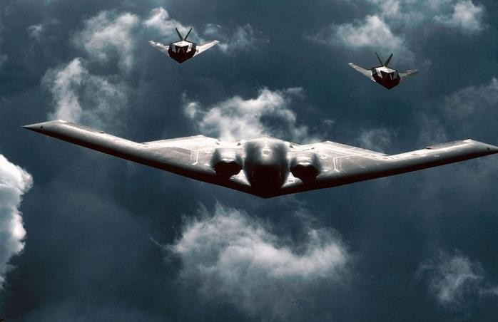 Biên đội máy bay ném bom tàng hình B-2 và máy bay tấn công tàng hình F-117 hiện có của Không quân Mỹ