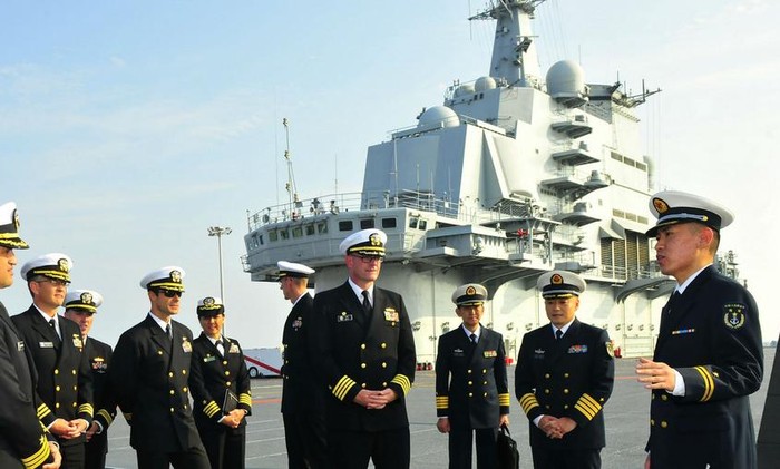 Đoàn đại biểu chỉ huy tàu chiến Hải quân Mỹ vừa thăm quan tàu sân bay Liêu Ninh, Hải quân Trung Quốc