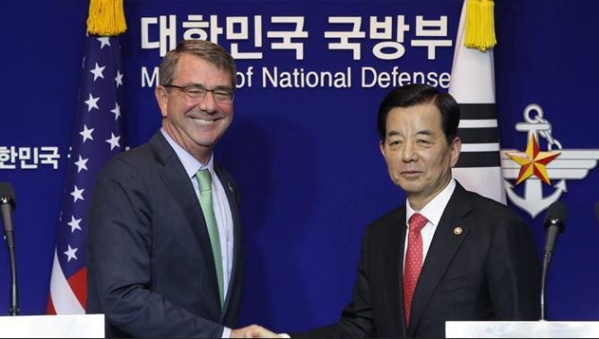 Bộ trưởng Quốc phòng Mỹ Ashton B. Carter ở Hàn Quốc ngày 2 tháng 11 năm 2015