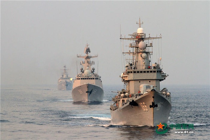 Một chi đội tàu khu trục của Hạm đội Nam Hải, Hải quân Trung Quốc tiến hành diễn tập đối kháng thực binh bắn đạn thật nhiều ngày ở Biển Đông