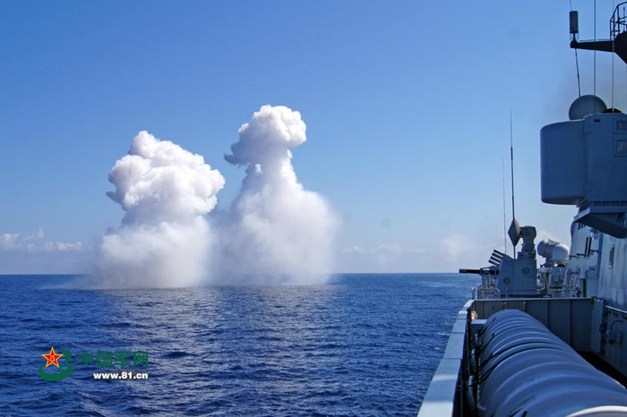 Một chi đội tàu khu trục của Hạm đội Nam Hải, Hải quân Trung Quốc tiến hành diễn tập đối kháng thực binh bắn đạn thật nhiều ngày ở Biển Đông