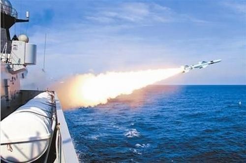 Ngày 28 tháng 10 năm 2015, chi đội tàu khu trục Hạm đội Nam Hải, Hải quân Trung Quốc tiến hành tập trận bắn đạn thật trên Biển Đông (nguồn mạng sina Trung Quốc)
