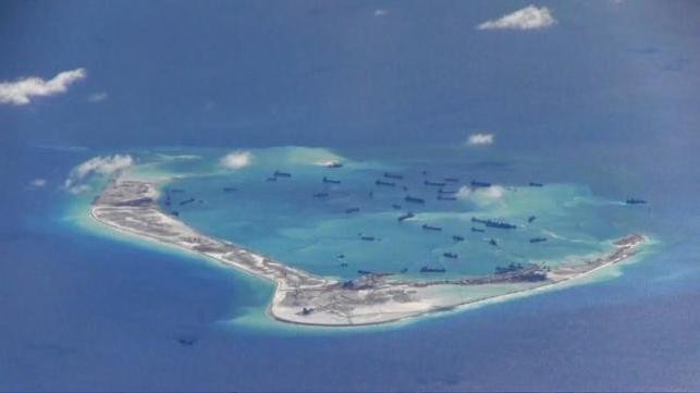 Trung Quốc đẩy mạnh xây dựng đảo nhân tạo và tiến hành quân sư hóa bất hợp pháp ở Biển Đông