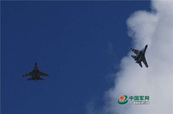 Ngày 30 tháng 10 năm 2015, máy bay chiến đấu thế hệ thứ ba của lực lượng đường không Hạm đội Nam Hải, Hải quân Trung Quốc tiến hành tập trận trên Biển Đông
