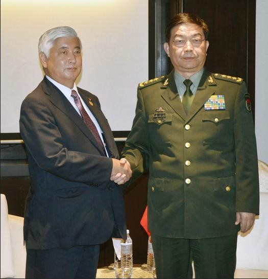 Bộ trưởng Quốc phòng Nhật Bản Gen Nakatani và người đồng cấp Trung Quốc tại Kuala Lumpur, Malaysia ngày 4 tháng 11 năm 2015
