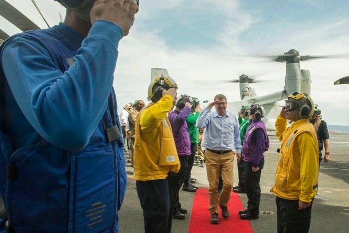 Ngày 5 tháng 11 năm 2015, Bộ trưởng Quốc phòng Mỹ Ashton B. Carter và Bộ trưởng Quốc phòng Malaysia Hishammuddin Hussein lên tàu sân bay USS Theodore Roosevelt trên Biển Đông