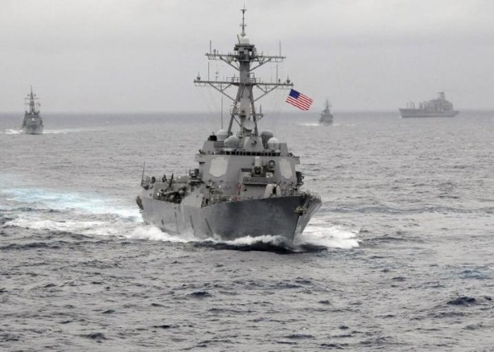 Ngày 27 tháng 10 năm 2015, tàu khu trục USS Lassen DDG-82 Hải quân Mỹ tiến hành tuần tra vùng biển 12 hải lý của đảo nhân tạo trên Biển Đông
