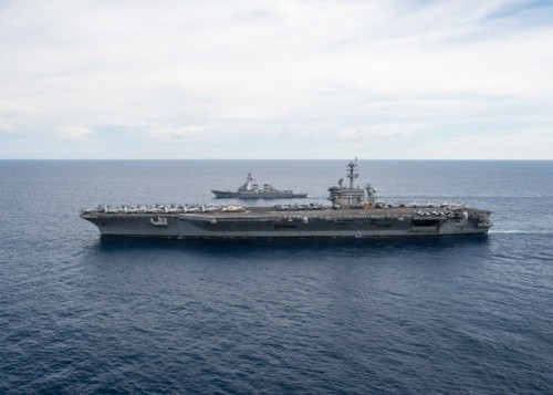 Tàu sân bay USS Theodore Roosevelt và tàu USS Lassen Hải quân Mỹ trên Biển Đông (nguồn mạng sina Trung Quốc)