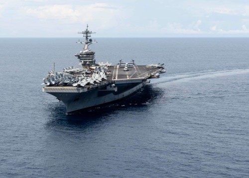 Tàu sân bay USS Theodore Roosevelt và tàu USS Lassen Hải quân Mỹ trên Biển Đông (nguồn mạng sina Trung Quốc)