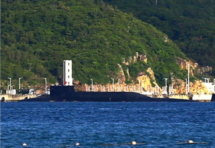Tàu ngầm hạt nhân chiến lược Type 094 Trung Quốc trong quân cảng
