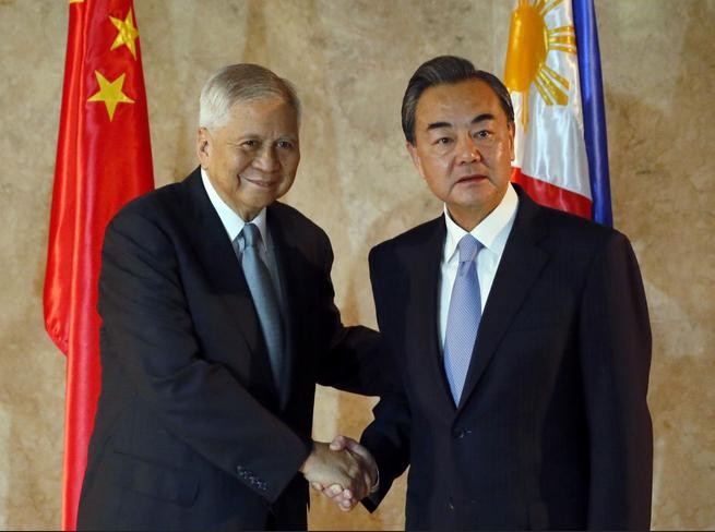 Bộ trưởng Ngoại giao Philippines Albert del Rosario và người đồng cấp Trung Quốc