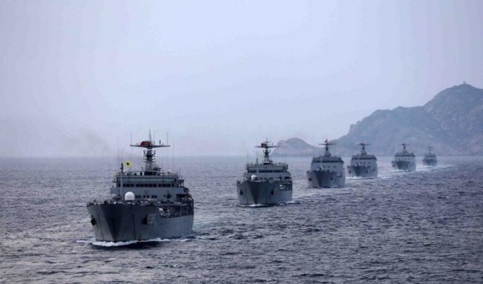 Một đàn tàu chiến Trung Quốc ra Biển Đông phô trương vũ lực (ảnh tư liệu, tháng 8 năm 2014)
