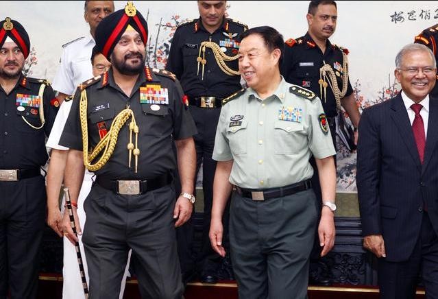 Phó Chủ tịch Quân ủy Trung ương Trung Quốc Phạm Trường Long và Tham mưu trưởng Lục quân Ấn Đọ (ảnh tư liệu minh họa)