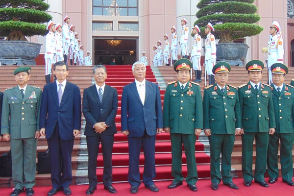 Bộ trưởng Quốc phòng Nhật Bản Gen Nakatani vừa đến thăm Việt Nam, ông đã đến thăm vịnh Cam Ranh. Hai bên đạt thỏa thuận cho tàu chiến Nhật cập cảng Cam Ranh
