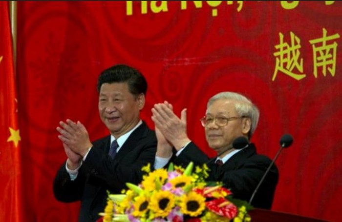 Chủ tịch Trung Quốc Tập Cận Bình vừa đến thăm Việt Nam ôn lại tình hữu nghị Việt-Trung, nhưng sau khi sang Singapore, ông lại đòi yêu sách &quot;đường lưỡi bò&quot;