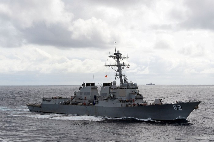 Ngày 27 tháng 10 năm 2015, tàu khu trục USS Lassen DDG-82 Hải quân Mỹ tiến hành tuần tra vùng biển 12 hải lý của đảo nhân tạo trên Biển Đông. Tàu này đã xuất phát từ cảng biển của Malaysia.