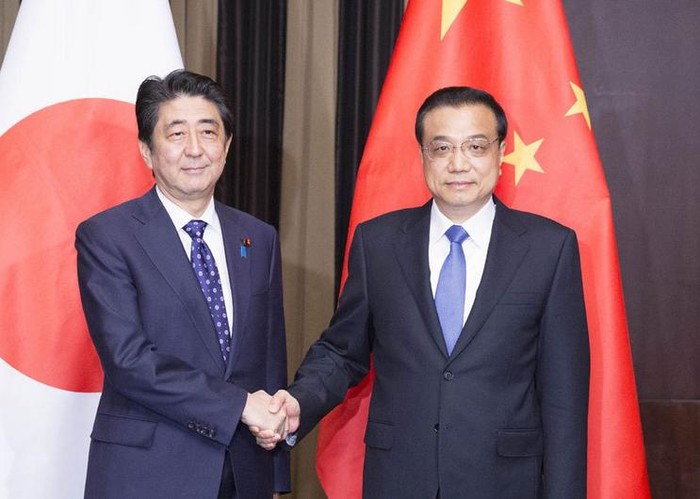 Ngày 1 tháng 11 năm 2015, tại Seoul Hàn Quốc, bên lề Hội nghị cấp cao Trung-Nhật-Hàn, Thủ tướng Nhật Bản Shinzo Abe đã gặp gỡ với người đồng cấp Trung Quốc.