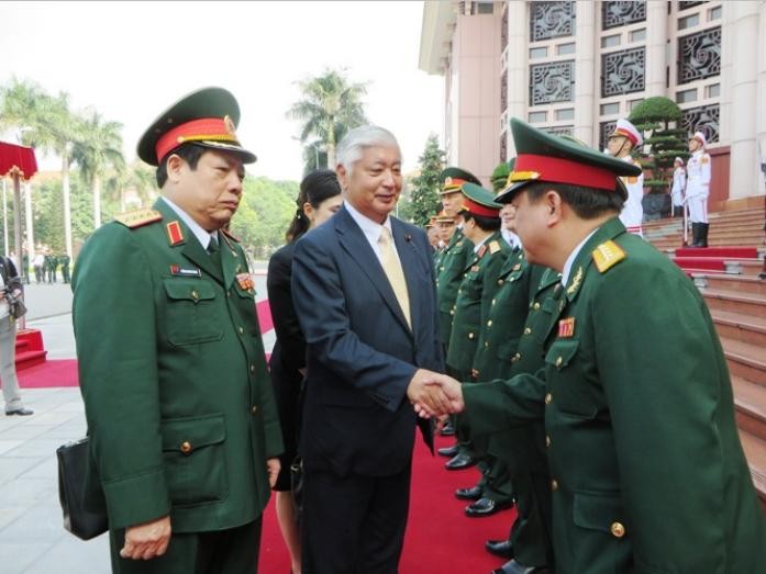 Đầu tháng 11 năm 2015, Bộ trưởng Quốc phòng Nhật Bản Gen Nakatani thăm Việt Nam. Trong chuyến thăm này, ông đã đến thăm vịnh Cam Ranh, tỉnh Khánh Hòa. Tàu chiến Nhật Bản sẽ được tiếp cận vịnh Cam Ranh để tiếp tế.