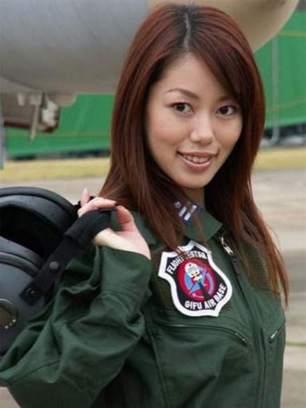 Nữ phi công Lực lượng Phòng vệ Trên không Nhật Bản