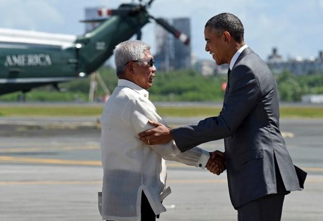 Bộ trưởng Quốc phòng Philippines Voltaire Gazmin chào đón ông Barack Obama