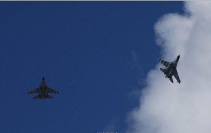 Ngày 30 tháng 10 năm 2015, máy bay chiến đấu J-11B lắp tên lửa - thuộc lực lượng đường không Hạm đội Nam Hải tổ chức huấn luyện sát chiến đấu thực tế ở &quot;một sân bay trên Biển Đông&quot; (nguồn mạng sina Trung Quốc)