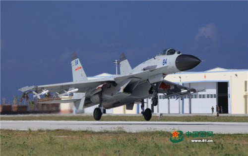 Ngày 30 tháng 10 năm 2015, máy bay chiến đấu J-11B lắp tên lửa - thuộc lực lượng đường không Hạm đội Nam Hải tổ chức huấn luyện sát chiến đấu thực tế ở &quot;một sân bay trên Biển Đông&quot; (nguồn mạng sina Trung Quốc)