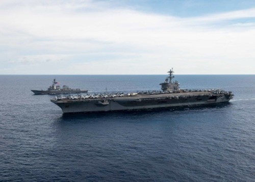 Tàu sân bay USS Theodore Roosevelt và tàu khu trục USS Lassen Hải quân Mỹ trên Biển Đông (nguồn mạng sina Trung Quốc)