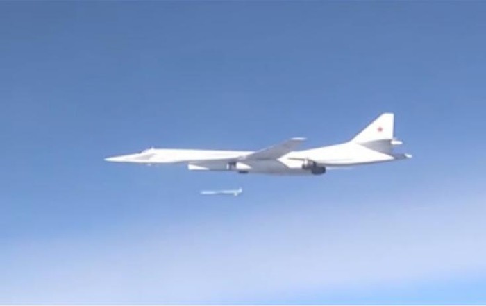 Máy bay ném bom chiến lược Tu-160 Nga bắn tên lửa hành trình X-101