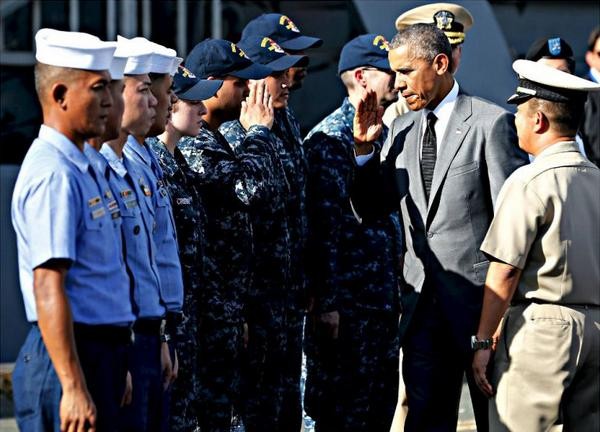 Tổng thống Mỹ Barack Obama trên tàu chỉ huy của Hải quân Philippines ngày 17 tháng 11 năm 2015