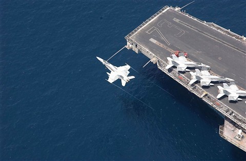 Máy bay chiến đấu F/A-18 Hải quân Mỹ cất cánh từ tàu sân bay