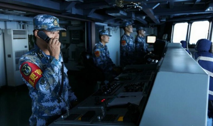 Từ ngày 17 đến ngày 19 tháng 11 năm 2015, cả 3 hạm đội lớn của Hải quân Trung Quốc gồm Hạm đội Bắc Hải, Hạm đội Đông Hải và Hạm đội Nam Hải đã tụ tập ở Biển Đông tiến hành tập trận săn ngầm và đổ bộ quy mô lớn. Trong hình là bên trong phòng chỉ huy tàu chiến.