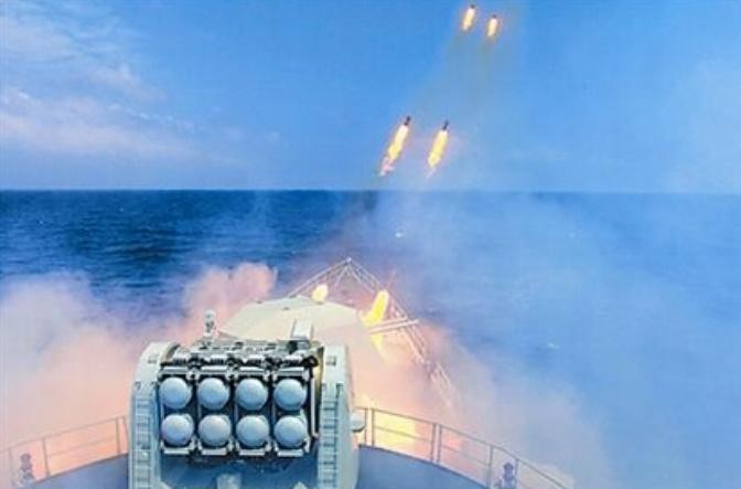 Tàu chiến Hạm đội Nam Hải bắn đạn thật (ảnh tư liệu)