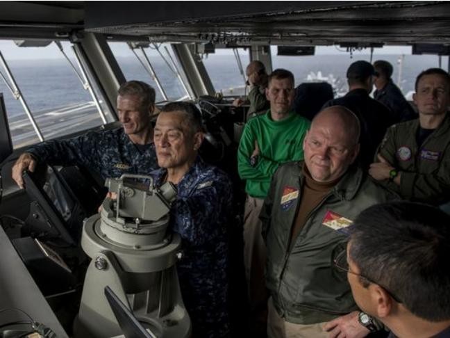 Tư lệnh Lực lượng Phòng vệ Biển Nhật Bản, Phó đô đốc Yasuhiro Shigeoka và Phó đô đốc Joseph Aucoin - Tư lệnh Hạm đội 7 Hải quân Mỹ trên tàu sân bay USS Theodore Rosevelt Hải quân Mỹ