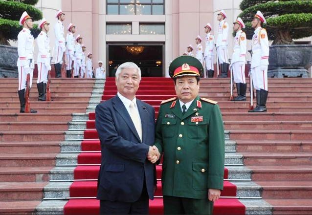 Từ ngày 5 đến ngày 6 tháng 11 năm 2015, Bộ trưởng Quốc phòng Nhật Bản Gen Nakatani thăm Việt Nam, trong chuyến thăm ông có ghé thăm vịnh Cam Ranh và hai bên đạt được thỏa thuận cho phép tàu chiến Nhật Bản tiếp cận vịnh Cam Ranh để tiến hành tiếp tế.