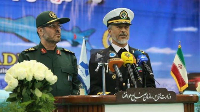 Bộ trưởng Quốc phòng Iran Hossein Dehqan và Tư lệnh Hải quân Iran Habibollah Sayyari tại buổi lễ biên chế tên lửa hành trình chống hạm Ghadir