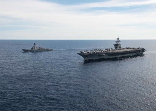 Tàu sân bay USS Theodore Roosevelt và tàu khu trục USS Lassen Hải quân Mỹ trên Biển Đông (ảnh tư liệu)