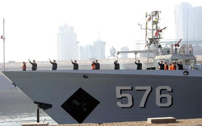 Ngày 6/12/2015, biên đội hộ tống tốp thứ 22 Hải quân Trung Quốc đã rời cảng đến Ấn Độ Dương thực hiện nhiệm vụ hộ tống, chống cướp biển. Trong hình là tàu hộ vệ Đại Khánh của Hải quân Trung Quốc