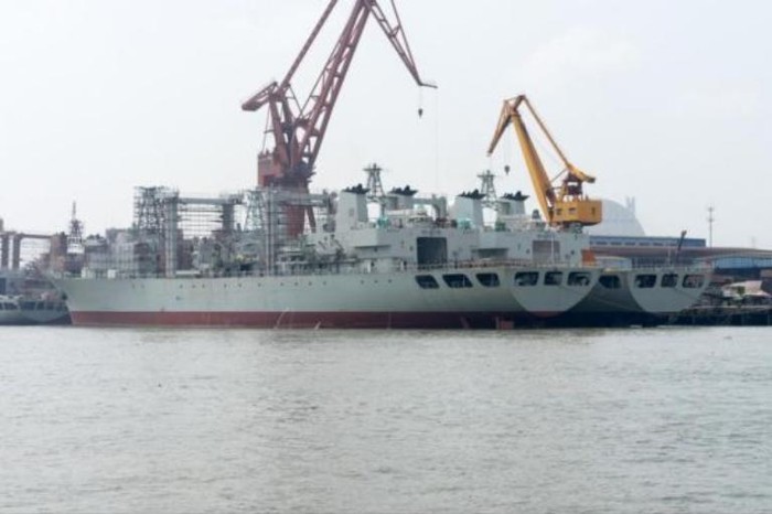 Tàu tiếp tế tổng hợp Type 903A Trung Quốc đang chế tạo (nguồn mạng sina Trung Quốc)