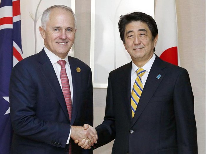 Thủ tướng Nhật Bản Shinzo Abe (phải) và người đồng cấp Australia Malcolm Turnbull