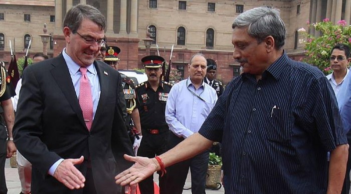 Bộ trưởng Quốc phòng Mỹ Ashton B. Carter và Bộ trưởng Quốc phòng Ấn Độ Manohar Parrikar tại Ấn Độ vào tháng 3/2015