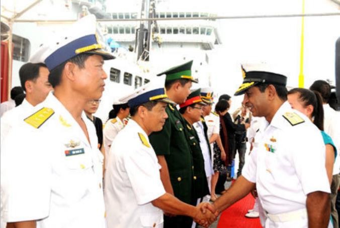 Tàu chiến Hải quân Ấn Độ thăm Việt Nam năm 2013 (ảnh tư liệu)