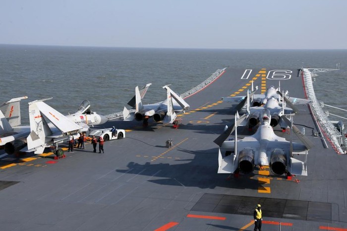 Ngày 24/12/2015, Hải quân Trung Quốc tiến hành huấn luyện cất hạ cánh máy bay chiến đấu trên tàu sân bay Liêu Ninh