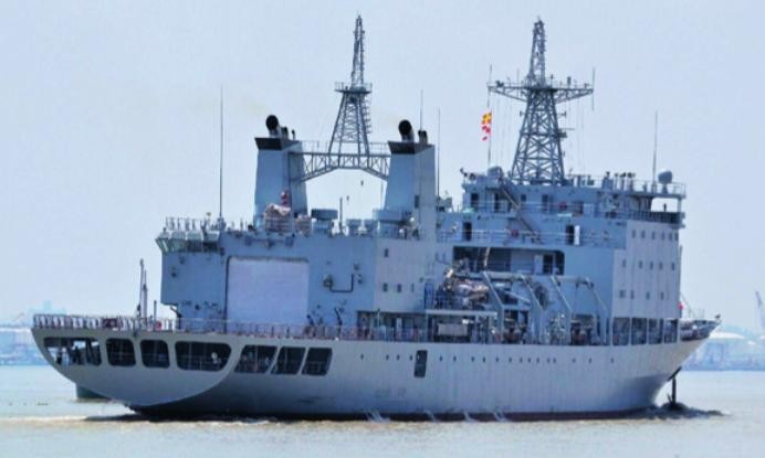 Tàu tiếp tế Quân Sơn Hồ số hiệu 961 của Hạm đội Nam Hải, Hải quân Trung Quốc, triển khai ở Biển Đông
