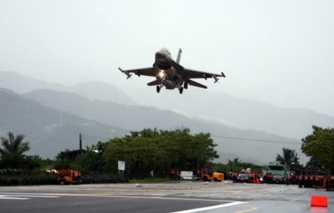 Máy bay chiến đấu F-16A Đài Loan tập luyện cất hạ cánh trên đường ô tô