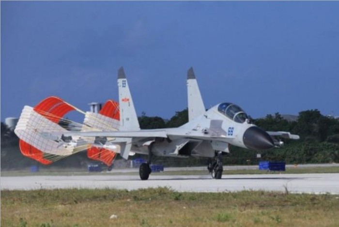 Hình ảnh này được cho là máy bay chiến đấu J-11B của lực lượng đường không Hạm đội Nam Hải, Hải quân Trung Quốc đã triển khai bất hợp pháp ở sân bay trên đảo Phú Lâm thuộc quần đảo Hoàng Sa, Việt Nam.