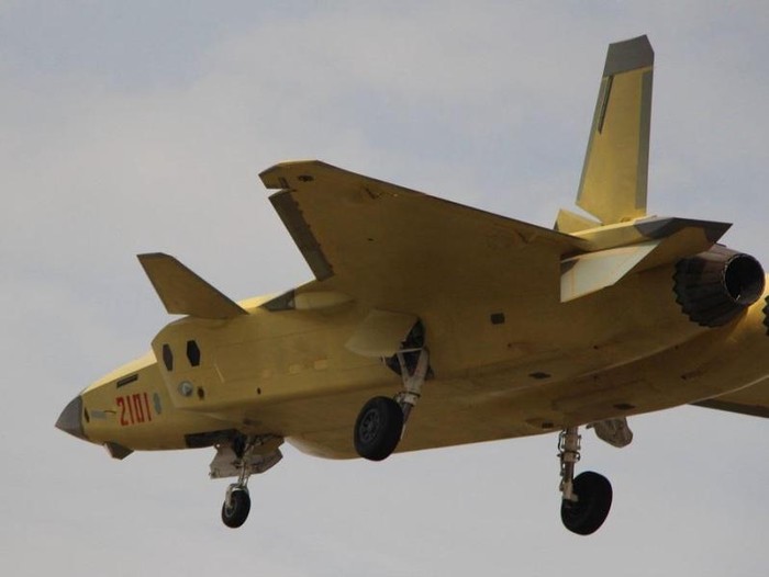 Máy bay chiến đấu tàng hình J-20 số hiệu 2101 Trung Quốc bay thử