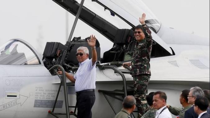 Bộ trưởng Quốc phòng Philippines Voltaire Gazmin bên cạnh máy bay chiến đấu FA-50 mua của Hàn Quốc
