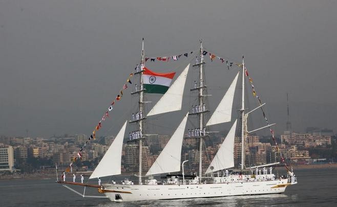Ngày 4/2/2016, Ấn Độ tổ chức lễ duyệt binh trên biển ở vịnh Bengal, 90 tàu chiến và 60 máy bay đến từ 50 quốc gia và vùng lãnh thổ đã tham dự. Trong hình là thuyền buồm của Hải quân Ấn Độ tham gia lễ duyệt binh.