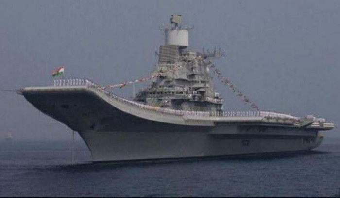Tàu sân bay Vikramaditya của Hải quân Ấn Độ tham gia lễ duyệt binh trên biển ngày 4/2/2016