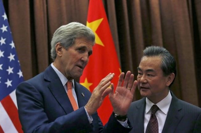 Bộ trưởng Ngoại giao Trung Quốc Vương Nghị (phải) và Ngoại trưởng Mỹ John Kerry